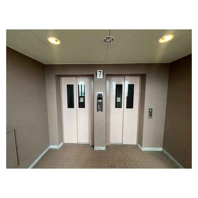 使い勝手の良い並列のエレベーターです