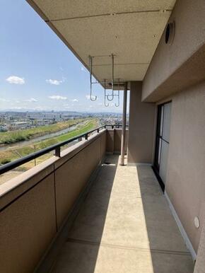 広々使えるバルコニー　物干し台が備えられております