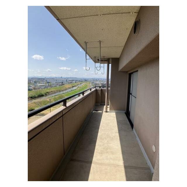 広々使えるバルコニー　物干し台が備えられております
