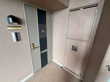 玄関入り口はエレベーターから降りてすぐ近く重い荷物もすぐに降ろせます