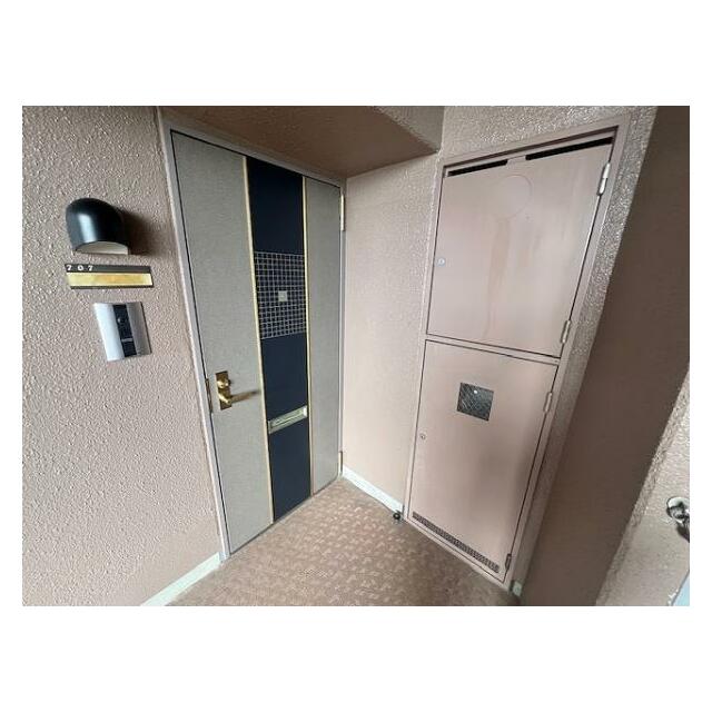 玄関入り口はエレベーターから降りてすぐ近く重い荷物もすぐに降ろせます