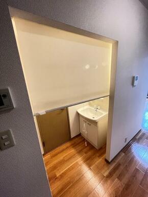 ロールスクリーン付き