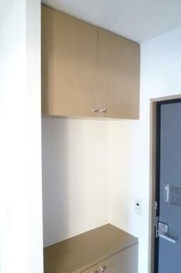 シューズボックスは上段と下段に分かれており、真ん中のスぺースに小物も置けます！