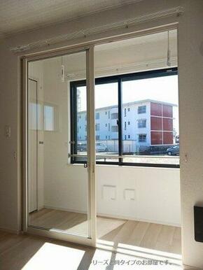 明るい色調の室内です