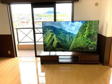 ７５型大型テレビプレゼント、テレビ台も付いています。大画面でスポーツや映画をお楽しみ下さい。