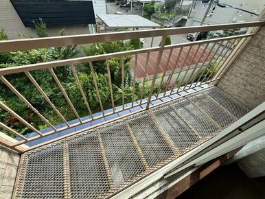 バルコニーの鉄骨も塗装されておりきれいな状態です。