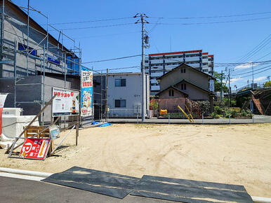 松山市古三津２丁目分譲地の現地写真　分譲地内道路西側より