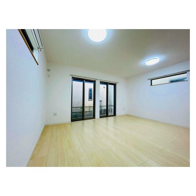 「1F洋室」約13帖のお部屋になります。