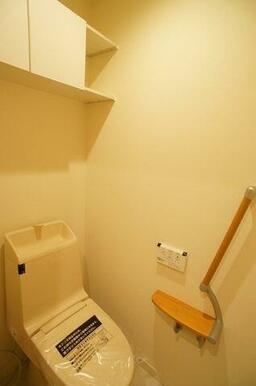 独立トイレです。上部には収納が有りペーパーのストック等に大変便利です。ペーパーホルダーも多機能タイ…