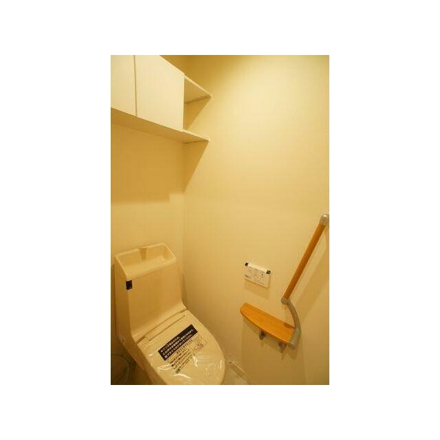 独立トイレです。上部には収納が有りペーパーのストック等に大変便利です。ペーパーホルダーも多機能タイ…