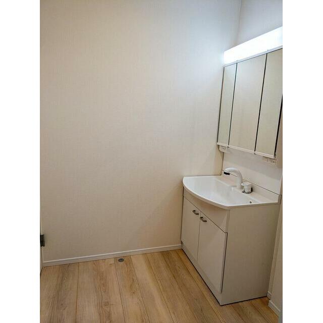 三面鏡の洗面台です。収納たっぷり。