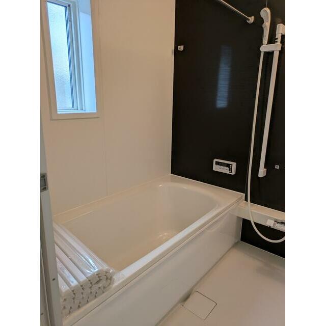 浴室乾燥付き 冷暖房もついているので、夏場・冬場も快適に入浴できます。 梅雨時の洗濯物も安心です。