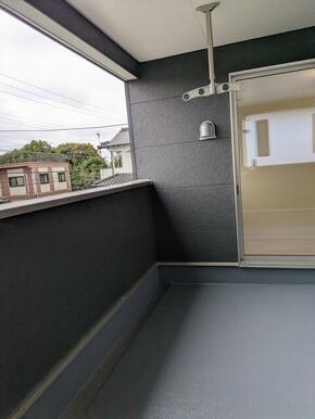 広々ルーフバルコニー。雨の日も洗濯物を干して安心して外出可能です。