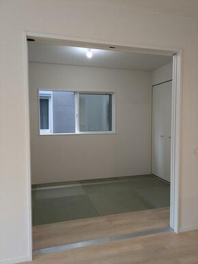 リビングから段差なしで利用できます。 入口側にフローリングがついているため、使い勝手良いです。