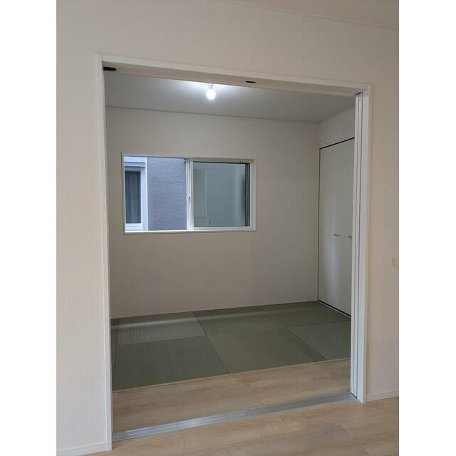 リビングから段差なしで利用できます。 入口側にフローリングがついているため、使い勝手良いです。