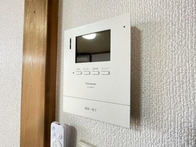 訪問者がひと目でわかるモニター付きインターホン完備！