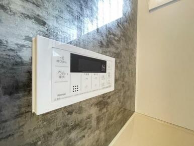 ボタンひとつでお湯張りや追い焚き、温度調整まで！