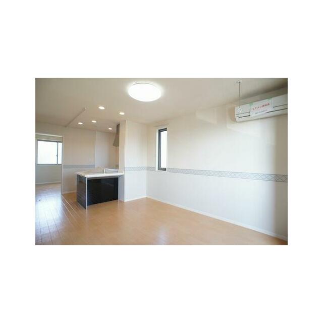 対面式キッチンのあるＬＤＫです。ボーダークロスやエアコンの付いた快適でお洒落なお部屋になっています。