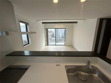 キッチンからリビングを見渡せる設計で、家事をしながら家族と会話ができる快適空間です。