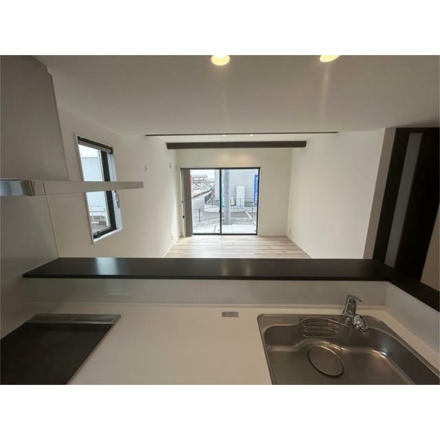 キッチンからリビングを見渡せる設計で、家事をしながら家族と会話ができる快適空間です。