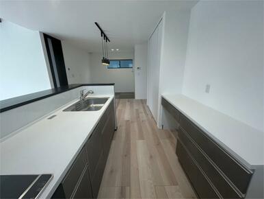 家事効率を上げるＩＨと食洗機を完備。背面の大型カップボードは、家電や食器をたっぷり収納できて便利。