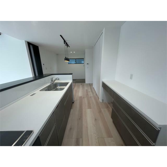 家事効率を上げるＩＨと食洗機を完備。背面の大型カップボードは、家電や食器をたっぷり収納できて便利。