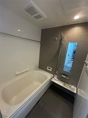 雨の日も安心な浴室乾燥機付きの一坪タイプの広々浴室。高級感漂う石目調パネルが癒やしの時間を演出。