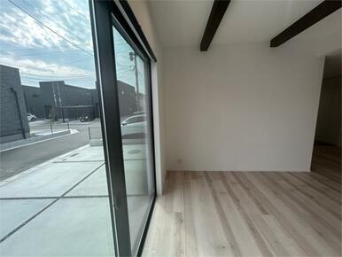 陽光あふれる南向きの大きな窓。明るく開放的なリビングで、家族との時間を心地よく過ごせます。