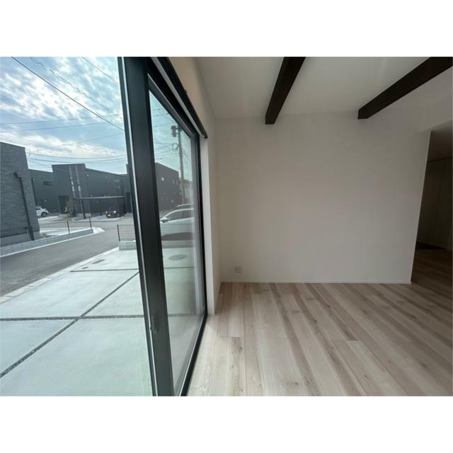 陽光あふれる南向きの大きな窓。明るく開放的なリビングで、家族との時間を心地よく過ごせます。