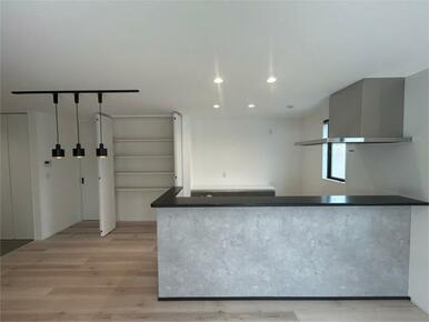 広々とした１８．５帖のＬＤＫ。カウンターのアクセントクロスやお洒落なペンダントライトで空間を演出。