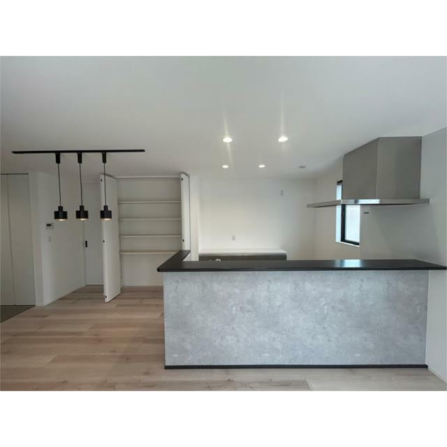 広々とした１８．５帖のＬＤＫ。カウンターのアクセントクロスやお洒落なペンダントライトで空間を演出。