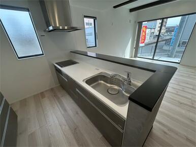 会話が弾む開放的な対面キッチン。お手入れ楽々なＩＨと、背面に十分な収納スペースを完備。