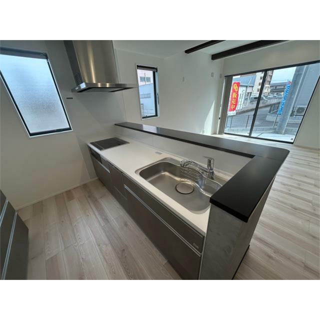 会話が弾む開放的な対面キッチン。お手入れ楽々なＩＨと、背面に十分な収納スペースを完備。