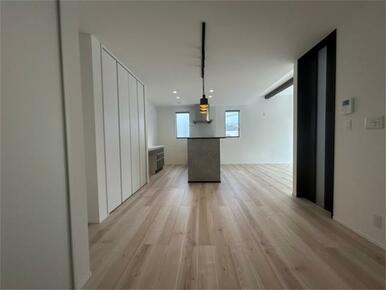 畳コーナーから見渡す解放感あふれるダイニング。お洒落なペンダントライトが空間のアクセントに。