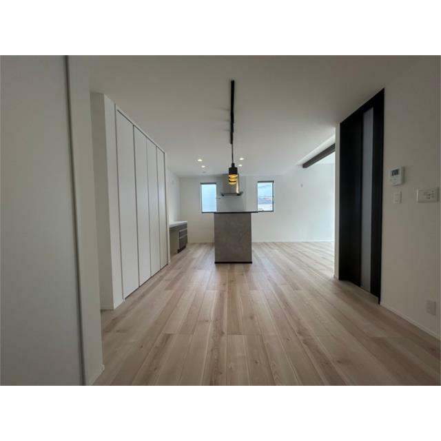 畳コーナーから見渡す解放感あふれるダイニング。お洒落なペンダントライトが空間のアクセントに。