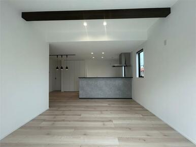 広々とした開放的なリビング。化粧梁がアクセントになり、木のぬくもりを感じる落ち着いた空間です。