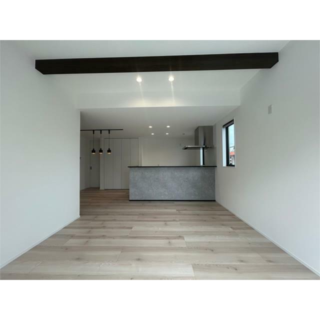 広々とした開放的なリビング。化粧梁がアクセントになり、木のぬくもりを感じる落ち着いた空間です。