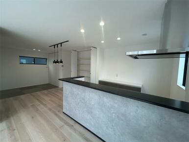 ＬＤＫの一角には、モダンな「畳コーナー（３帖）」を配置。お昼寝や洗濯物を畳むスペースとして重宝します