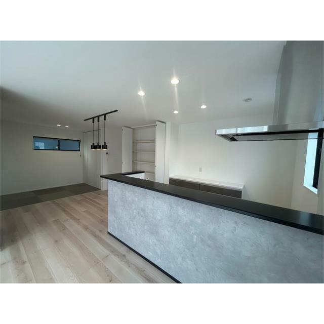 ＬＤＫの一角には、モダンな「畳コーナー（３帖）」を配置。お昼寝や洗濯物を畳むスペースとして重宝します