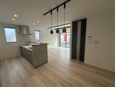 ナチュラルな雰囲気が魅力の１８．５帖ＬＤＫ。やわらかな光と温もりが調和する、くつろぎの空間です。