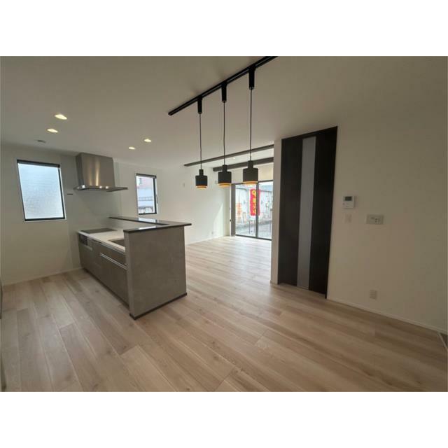 ナチュラルな雰囲気が魅力の１８．５帖ＬＤＫ。やわらかな光と温もりが調和する、くつろぎの空間です。