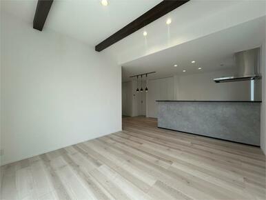 白を基調とした壁・フロアに、キッチン部分はシンプルかつ上品なアクセントクロスを施したリビング。