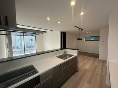 火を使わず安心のＩＨクッキングヒーター＆毎日の片付けが楽になる食洗機付き。嬉しい設備が揃っています。