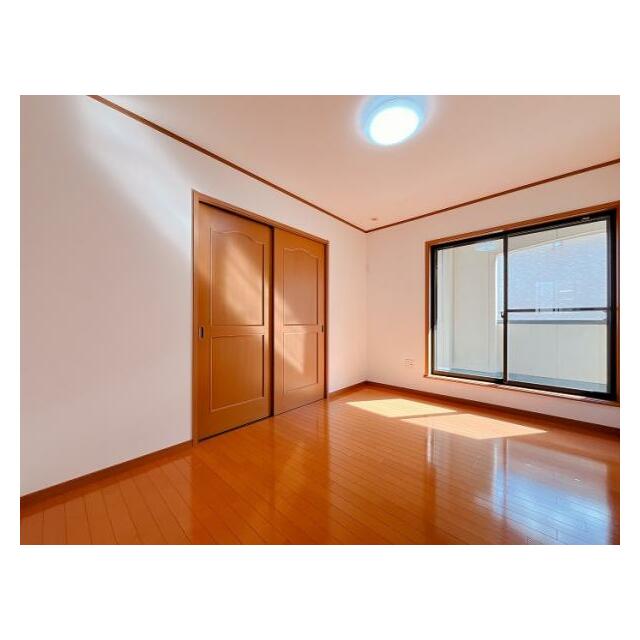 「2階　中央洋室約6帖」南側に窓があり、バルコニーへ出られます。東側の洋室と繋がっております。