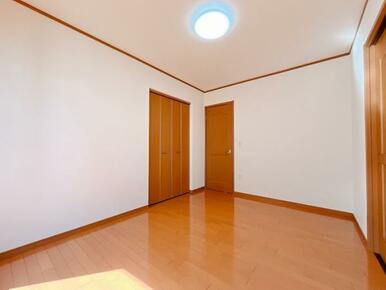 「2階　中央洋室約6帖」別角度の写真です。収納がございます。クロス張り替え済み。