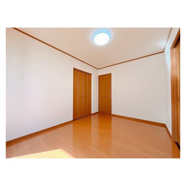 「2階　中央洋室約6帖」別角度の写真です。収納がございます。クロス張り替え済み。