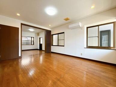 「LDK」折り戸で仕切ることが可能です。収納と出窓がございます。