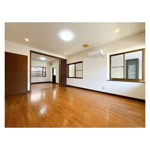 「LDK」折り戸で仕切ることが可能です。収納と出窓がございます。