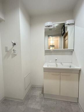 「洗面脱衣室」新品交換済みの洗面台は人気の三面鏡タイプです。