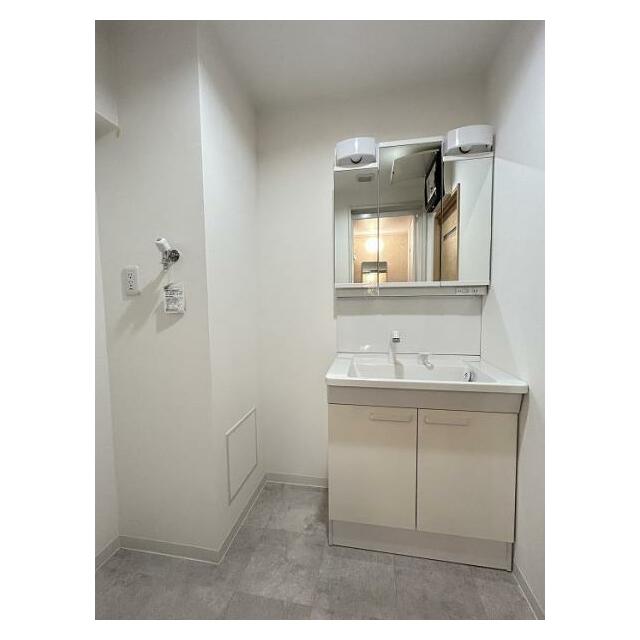 「洗面脱衣室」新品交換済みの洗面台は人気の三面鏡タイプです。